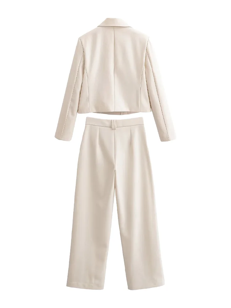 

Женский комплект из 2 предметов: укороченный двубортный пиджак с лацканами и повседневные брюки прямого кроя с высокой талией, карманами и молнией.