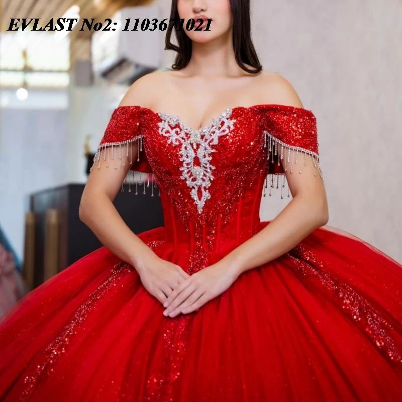 ชุดเดรสงาน Quinceanera สไตล์เม็กซิกันสีแดงแบบสั่งตัดจาก EVLAST แบบเปิดไหล่ ประดับคริสตัลและลูกปัดระยิบระยับ พร้อมระบาย  สำหรับงานฉลองอายุ 16 ปี (Sweet 16) หรืองานฉลองอายุ 15 ปี (15 Anos) รุ่น E2QA132