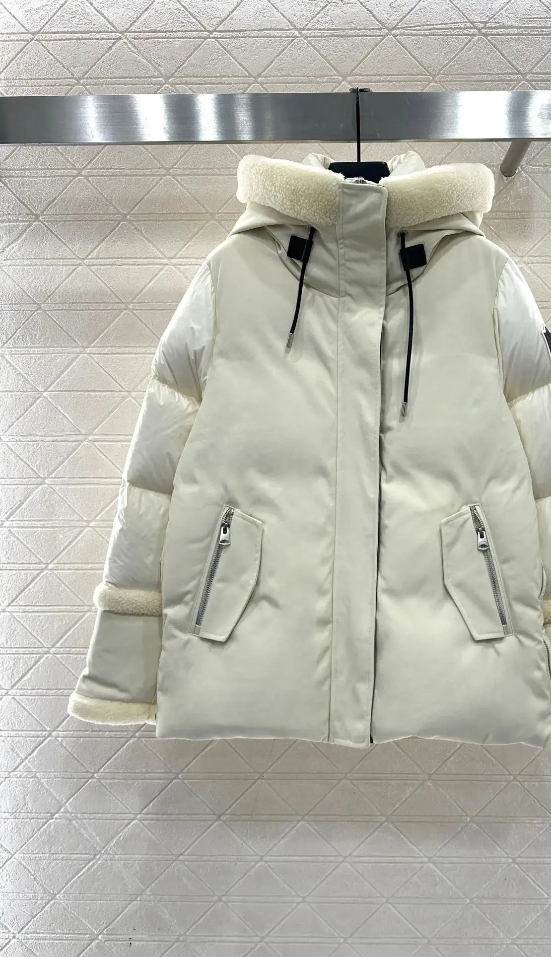 For autumn and winter women's clothing, two black and white contrasting woolen collar hooded down jackets can be split