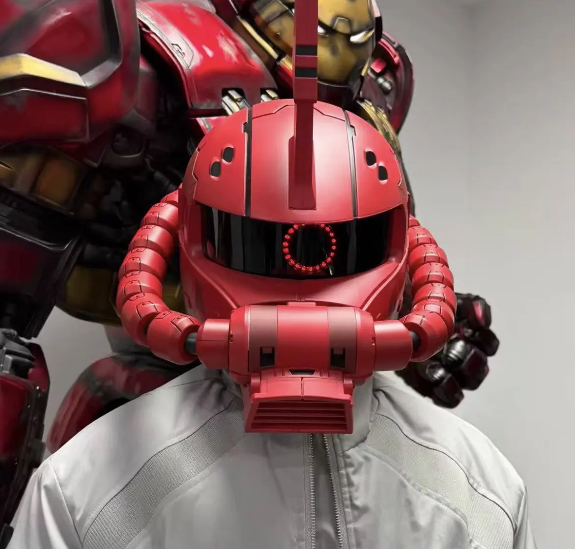 

Реплика шлема Заку для косплея с водными наклейками, USB-кабелем для зарядки, модная аниме-фигурка, коллекционная игрушка