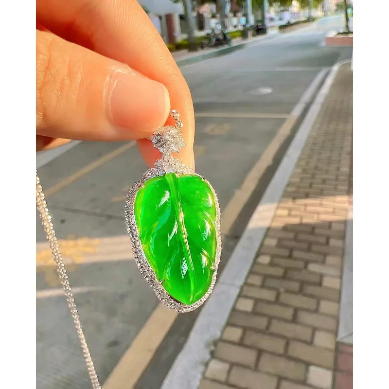 Ice-type positive yang jadeite pendant Myanmar, natural and authentic, from an old mine, full green with certificate