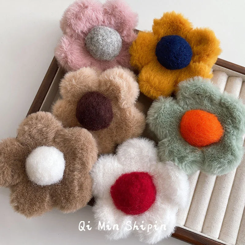 Winter fuzzy flower hair clip claw for women Plush hairclip girls small fur claw clip cute red red crab hair pin accessories