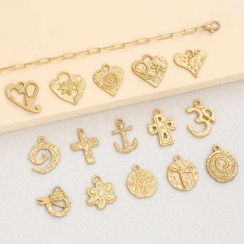 

Персонализированные небольшие аксессуары «сделай сам» из матового золота, сохраняющие цвет креста в форме сердца, нерегулярные украшения для сочетания одежды