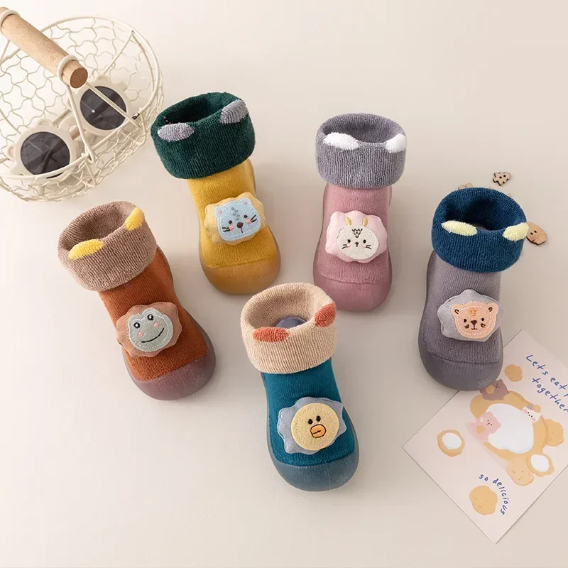 Neue Kleinkindschuhe Baby Soft Bottom Indoor Kinder Bodensocken Schuhe und Socken Verdickte und warme Wintermodelle