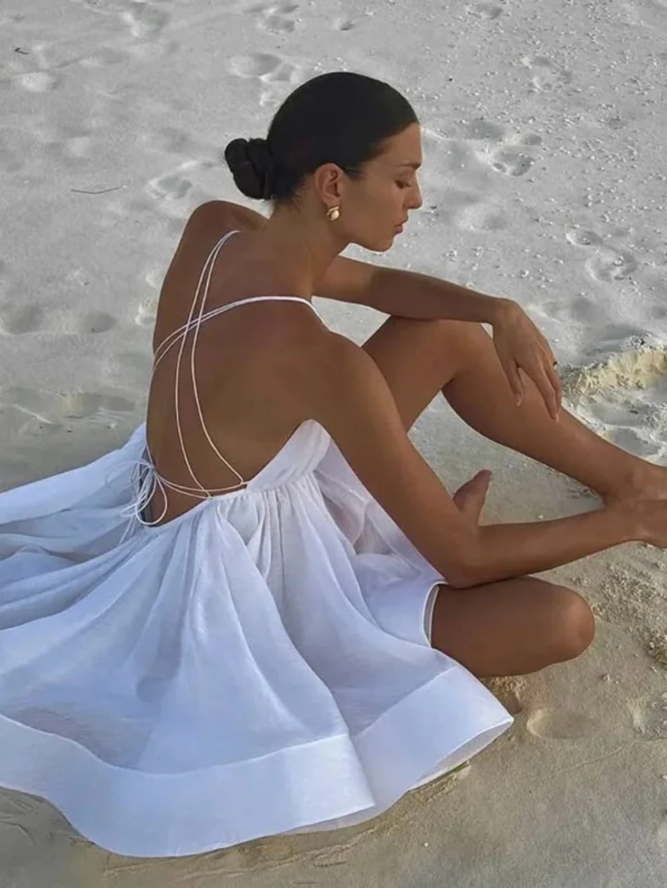 セクシーな背中見せレディースサマードレス 薄手ビーチホワイトシアースパゲッティストラップドレス Vネックノースリーブレースアップミニドレス