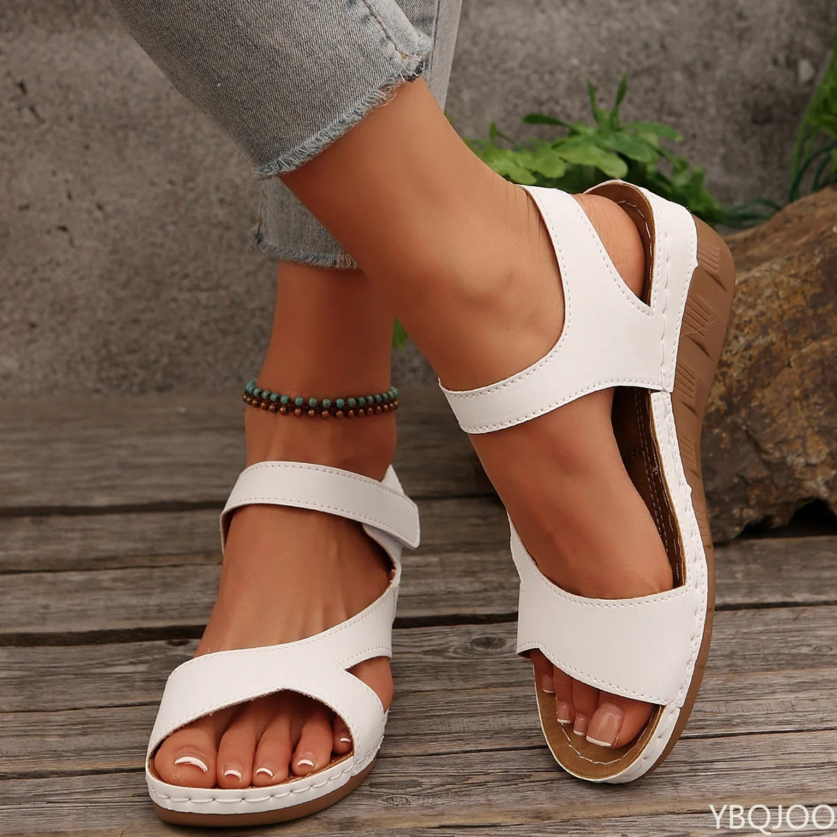 صنادل نسائية مسطحة مفتوحة الأصابع لعام 2025 صنادل نسائية صيفية جديدة تصميم الأزهار المألوف أحذية مسطحة مريحة غير رسمية