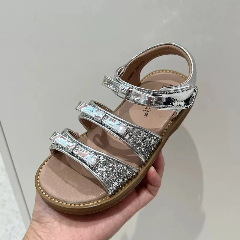 Mädchen Metallic-Leder-Sandalen mit süßer Schleife 2026 Neue Sommer-Kinder-Strandsandalen Rutschfeste Einfache Prinzessinnen-Party-Sandalen – Detail 4