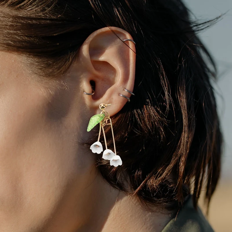 زنبق جميل من زهرة الوادي استرخى إسقاط أقراط بالجملة