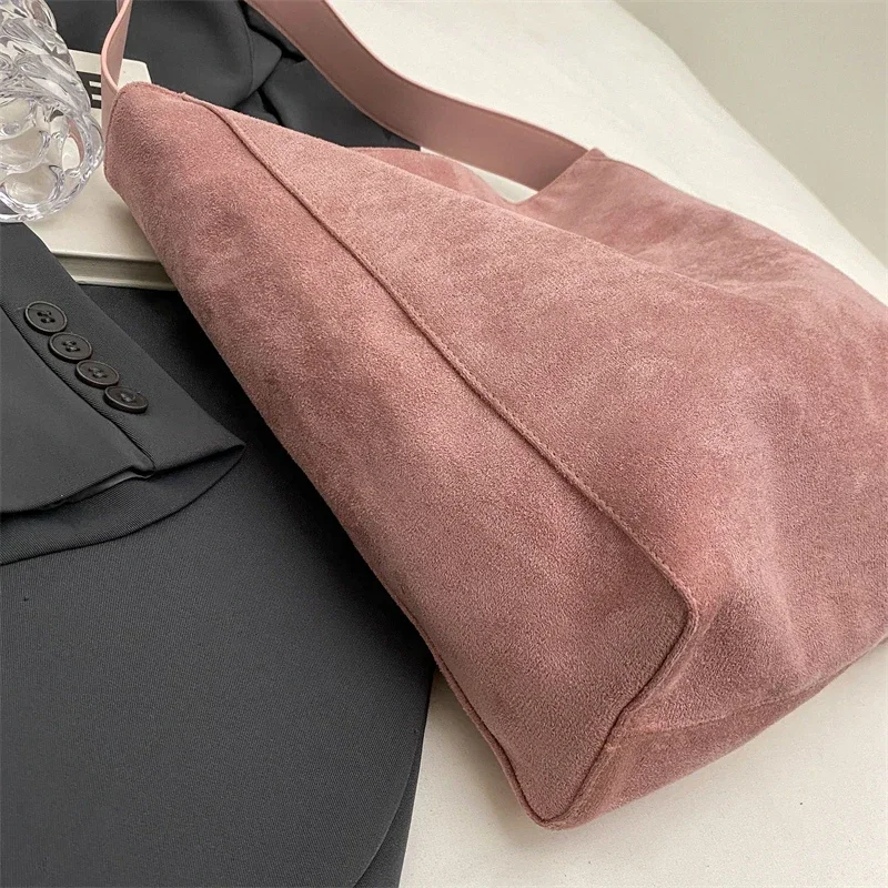 Solid Color High End Tote Women\'s Bag 2024 New Fashionable Versatile Velvet Shoulder Bag Large Capacity Commuting Bucket Handbag