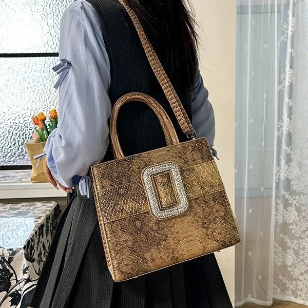 

2023 Новая женская сумка-тоут в стиле пэчворк с крокодиловым узором, шикарная сумка через плечо с ромбовидной пряжкой, роскошная сумка через плечо на осень-зиму