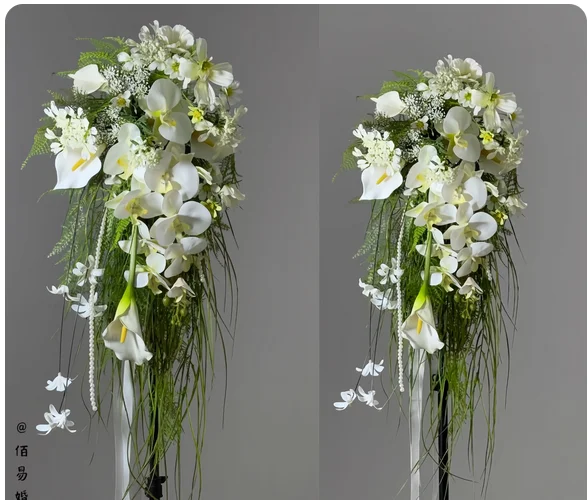 Las nuevas novias coreanas con flores artificiales blancas para bodas y el ramo de accesorios de boda calientes de espárragos son un tiro real.