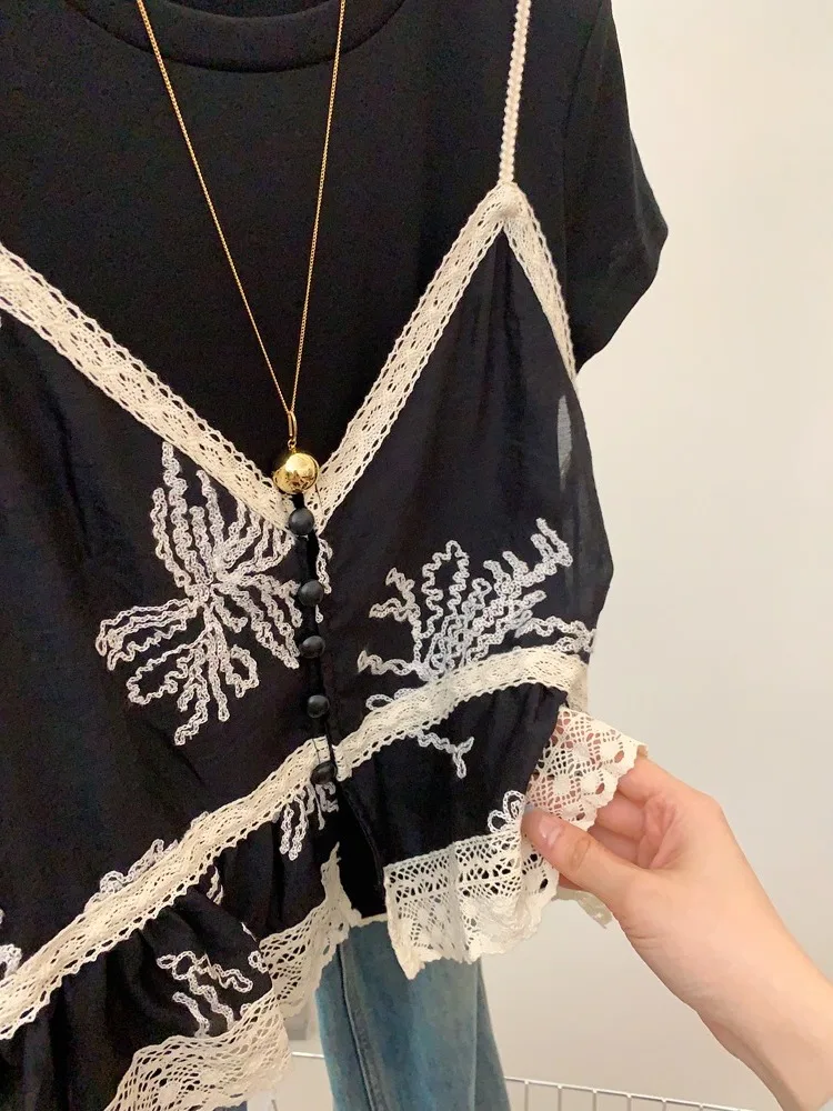 توب قصير أسود متطور بتطريز الدانتيل، تي شيرت بأكمام قصيرة يصل إلى الكتف، تصميم صيفي منعش بطابع عتيق وهمي من قطعتين
