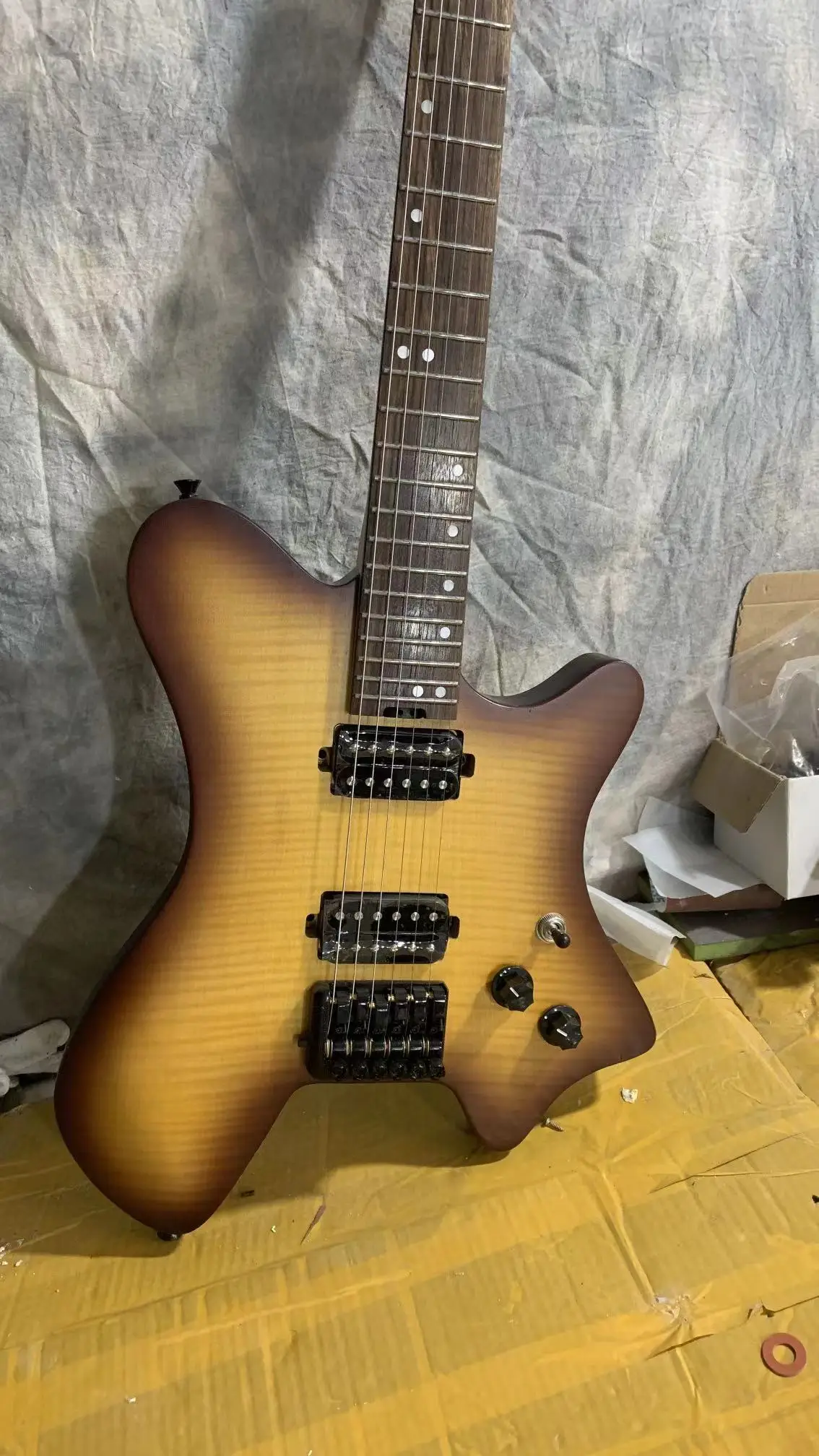 

2023 New headless electric guitar, flame maple veneer, brown and yellow gradient, matte paint, high-end bridge, free shipping