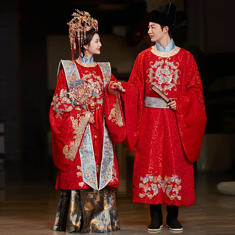 

New Chinese-style wedding dress with phoenix crowns and red robes for Han couples