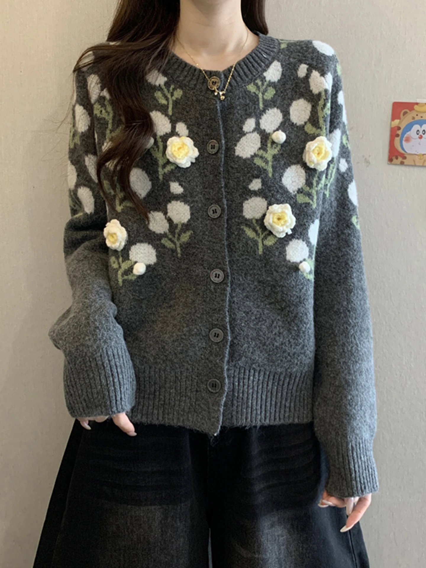 

Шикарный вязаный кардиган для женщин с 3D-цветочным дизайном, мягкий, уютный, свободного кроя, больших размеров, осенне-зимний, на пуговицах