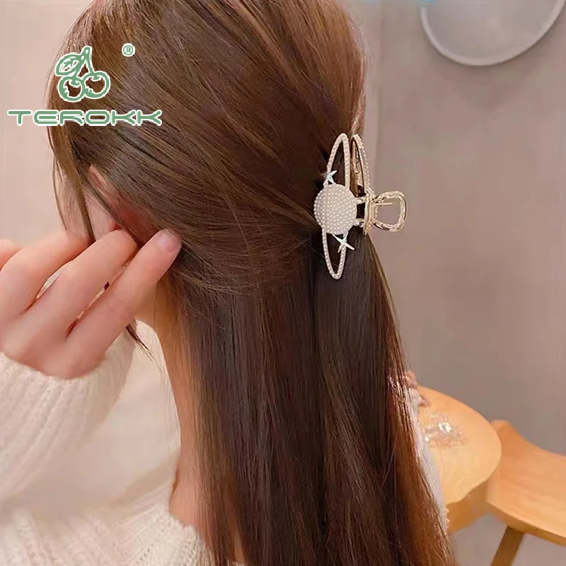 Jepit Rambut Planet Mutiara dan Berlian Imitasi yang Mempesona; Pegangan Hiu Serbaguna untuk Wanita dan Anak Perempuan; Hadiah Akuter Rambut Luar Biasa.