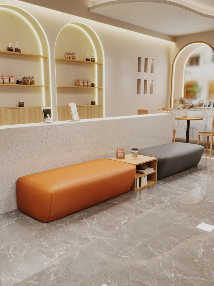 الاستقبال والترفيه في منطقة الصالة، ومقاعد ضيقة لمتجر الحلاقة في انتظار كراسي الأريكة الطويلة الصغيرة