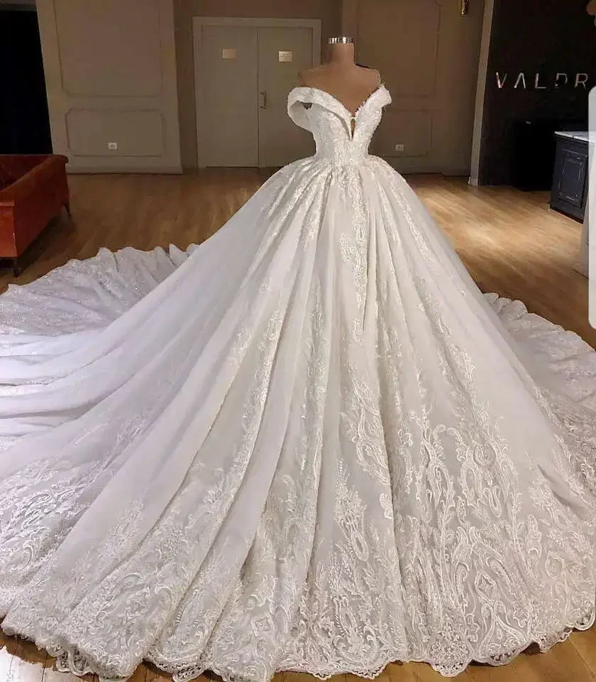 

Customized Luxious Off The Shoulder Appliqued Beaded Lace Bridal Dress Vestido De Novia Puffy Royal Tail Ball Gown Wedding Gowns