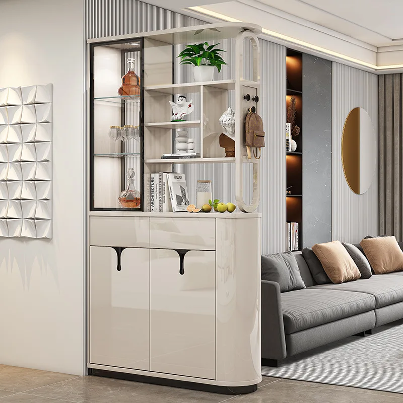 The living room is directly opposite the entrance cabinet, the shoe cabinet is integrated
