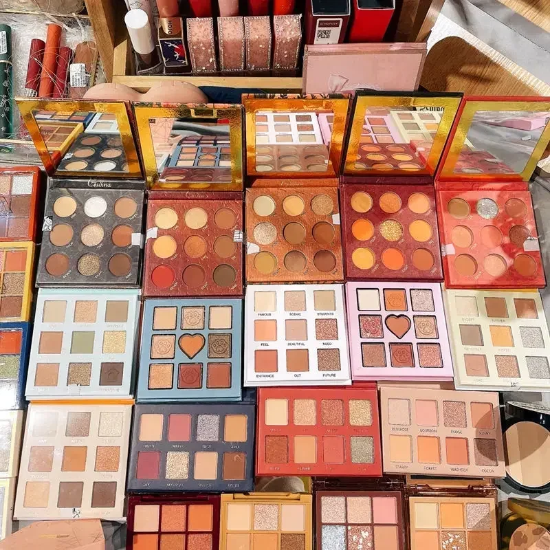 10点入りメイクアップセットキット、口紅、アイシャドウ、アイライナー、マスカラ、アイブロウペンシル、コンシーラー、チークが入るかも