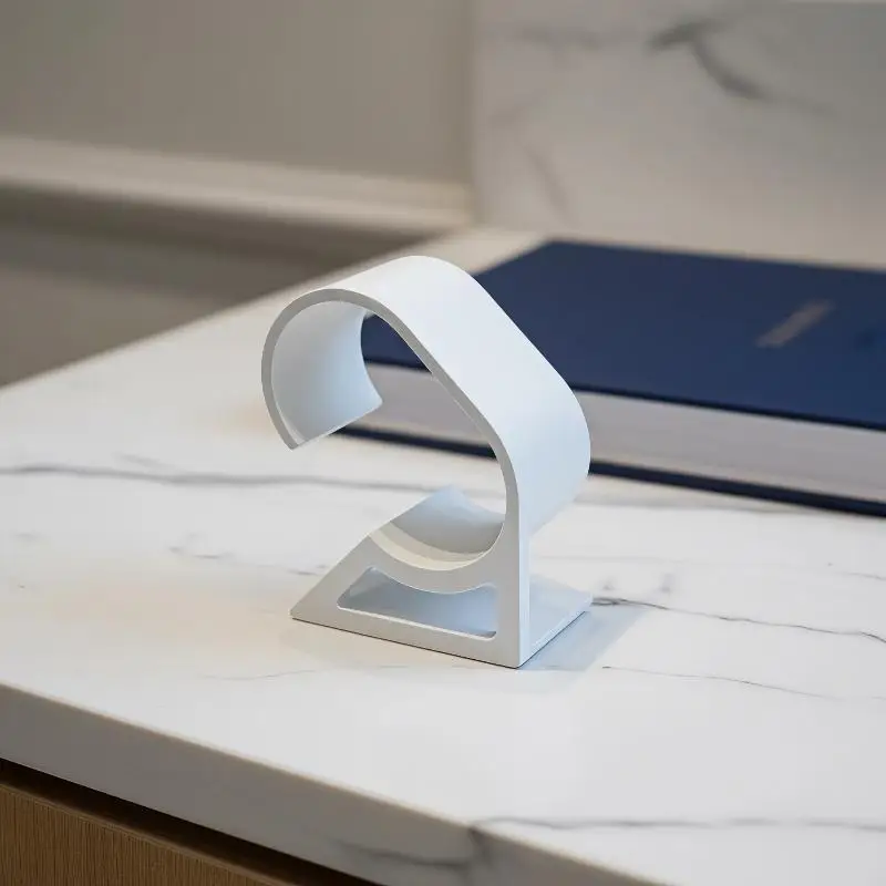 3D-gedruckter Uhrenständer mit geschmeidigem, geschwungenem Design und stabiler Basis zur Aufbewahrung von Uhren am Bett. – Detail 4