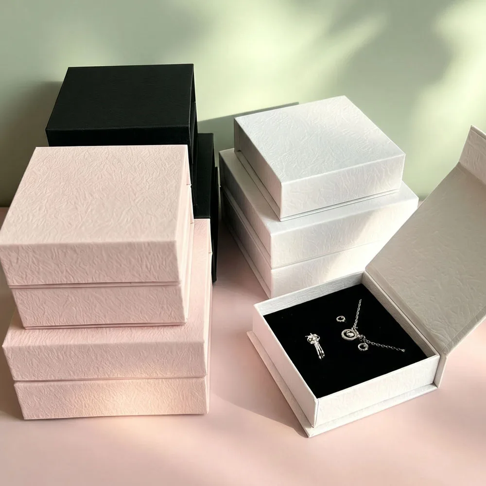 24 Stück luxuriöse 9x9x3cm Schmuck-Geschenkboxen mit Magnetverschluss für Ringe, Ohrringe, Schlüsselanhänger, Halsketten, Anhänger und Zubehör. – Detail 5