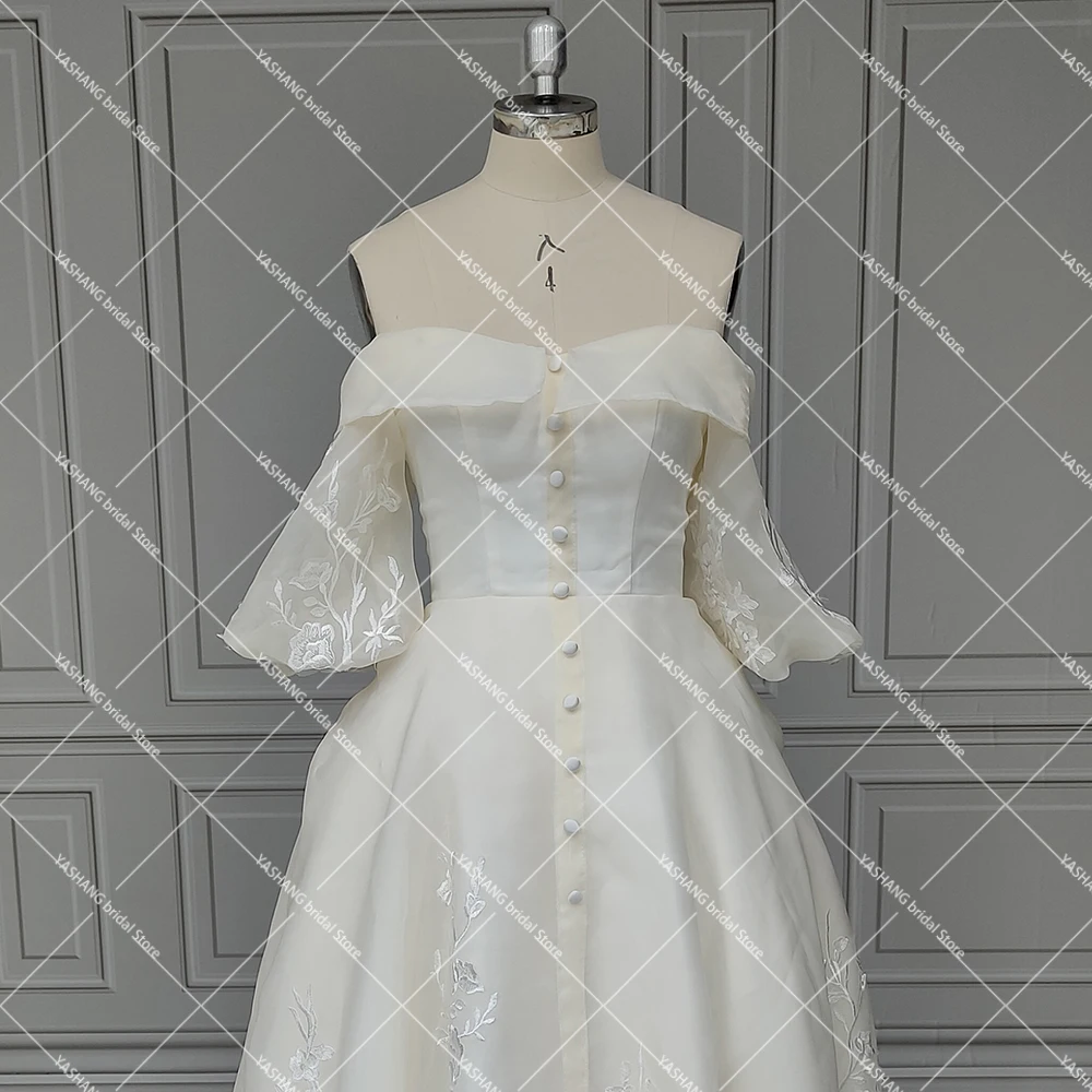 แขนสั้น Lanten Ivory Appliquéd Organza ชุดแต่งงานที่กําหนดเองสูงต่ํา Victorian Classic ปุ่ม Lace Up ชุดเจ้าสาว