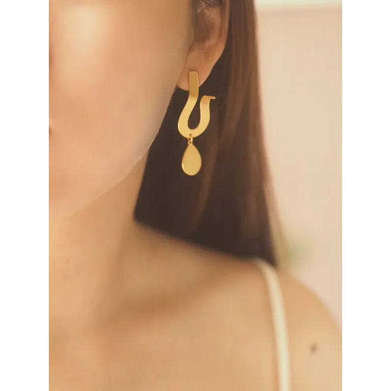 

Vintage personality gold-plated stylish geometric earrings Niche drop elegant high-grade studs