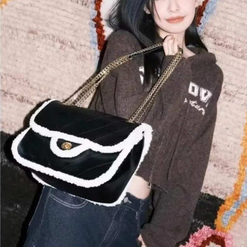 

Retro Black Lock Chain Shoulder Bag Women Diamond Large Capacity Crossbody Bag Ladies Harajuku Style Y2k Lamb Wool Underarm Bags