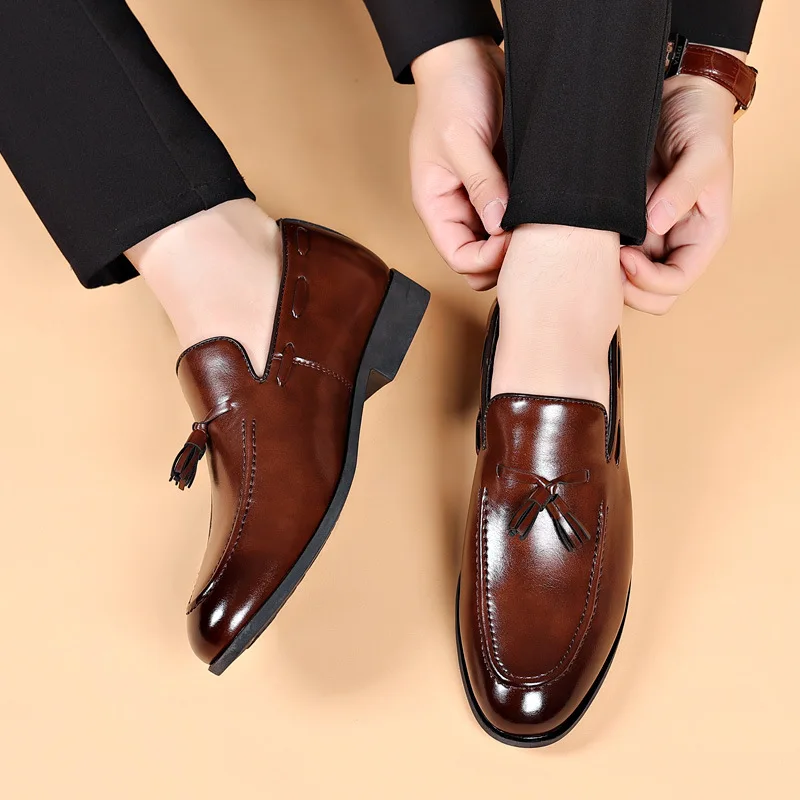 Męskie buty do sukienki Projektant 2025 Nowe buty biznesowe Slip on Męskie skórzane buty Spiczaste palce Biznes Casual Man Zapatos Para Hombres