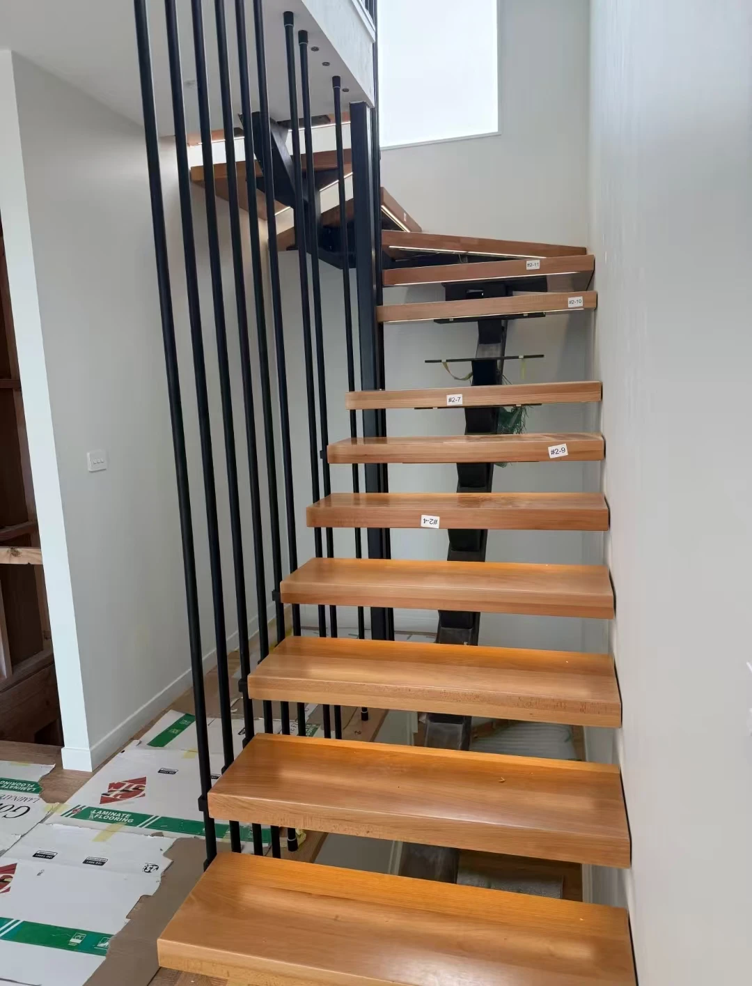 맞춤형 고품질 모던 디자인 실내 직선형 철제 계단 난간 탄소강 디딤판 맞춤형 티크 원목