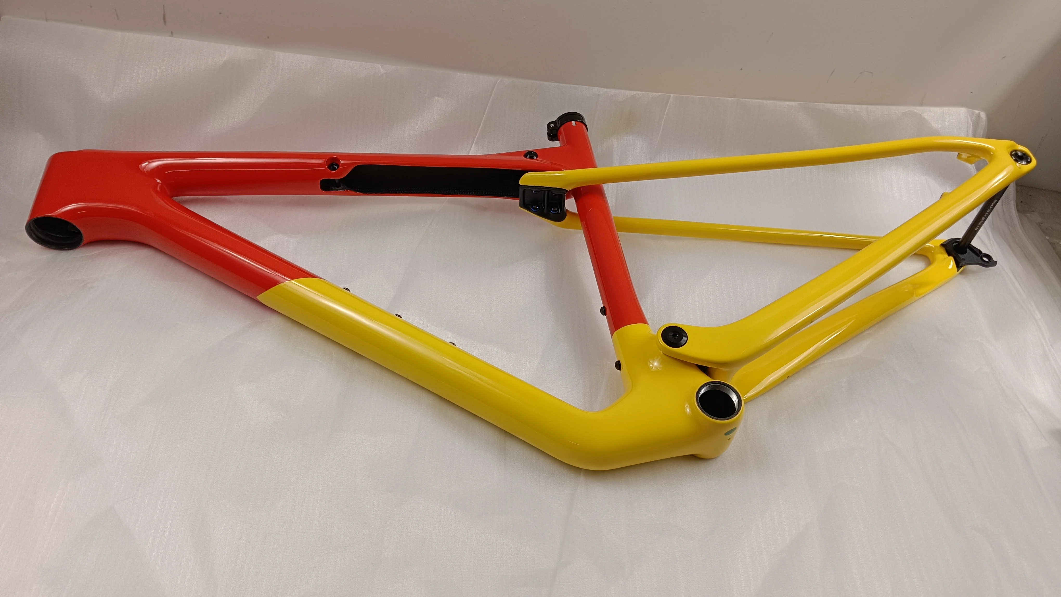 إطار دراجة جبلية من ألياف الكر - مراجعة Carbon Mountain Bike Frame 29Er Boost وسعره