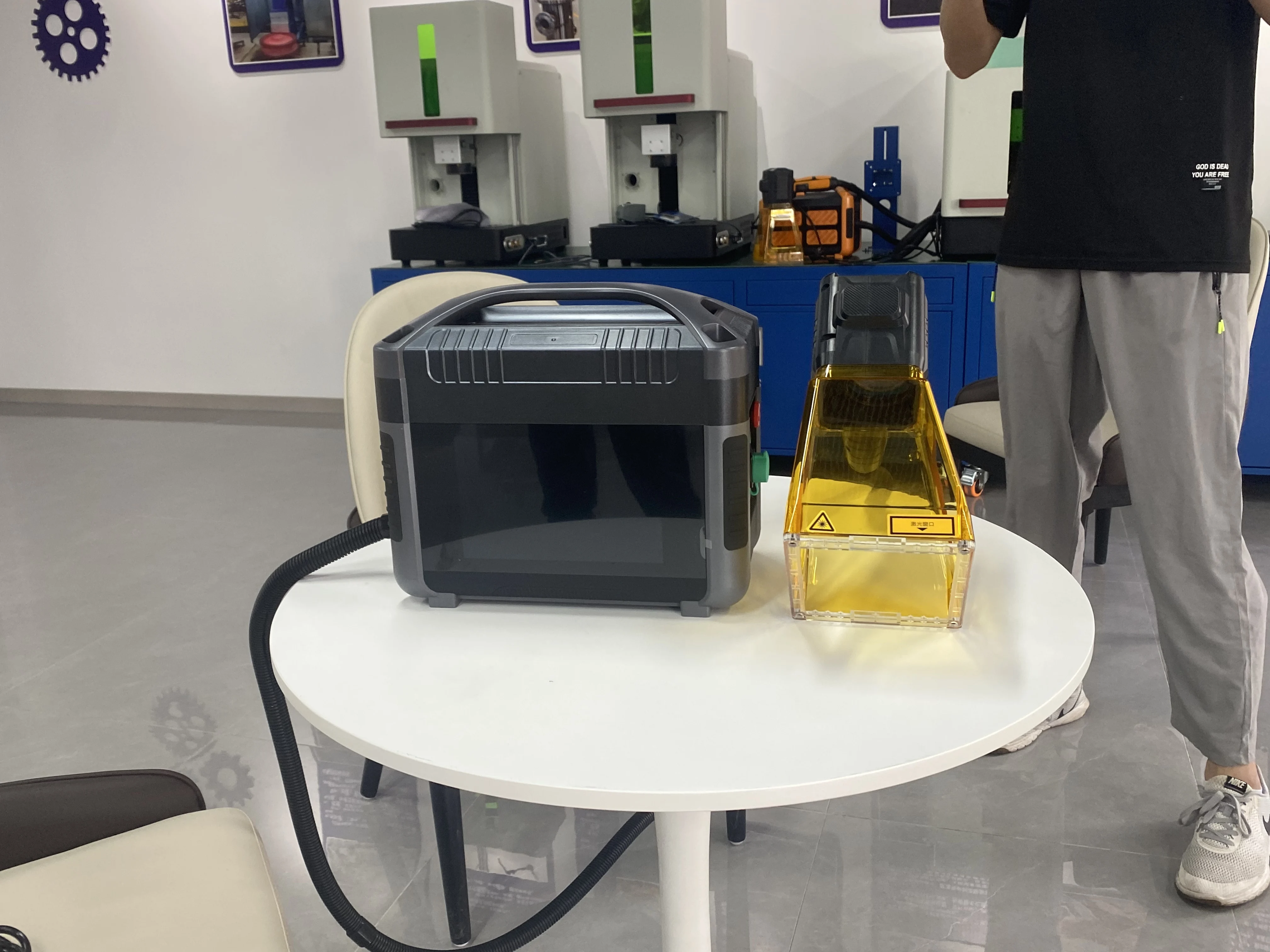 Maximale 50-W-Handdruckmarkierungen sind einfach zu bedienen und zum Markieren von Gold, Silber, Kupfer, Eisen, Zink, Edelstahl und Holz