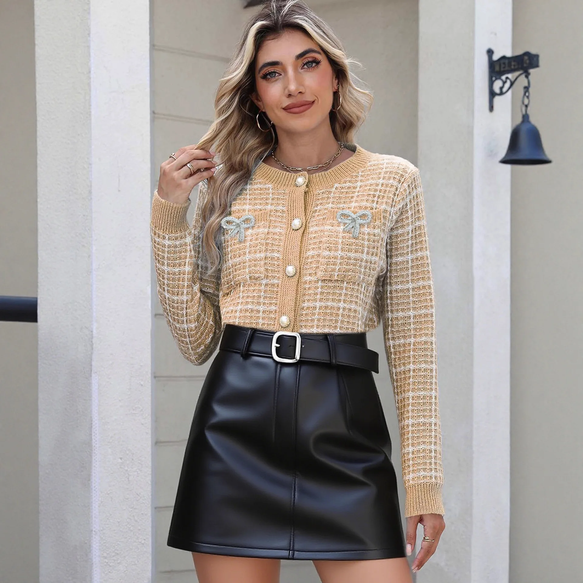 النمط الأوروبي المرأة محبوك منقوشة سترة مشرق الطوب فراشة عقدة اللؤلؤ زر سترة عصرية ملابس خارجية أنيقة