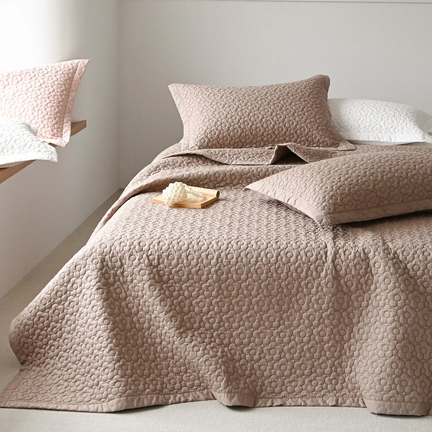 Solid Color Cotton Quilt Set 3-Piece, Minimalist Embroidered Bedspread Coverlet, Lightweight Blanket for All Seasons