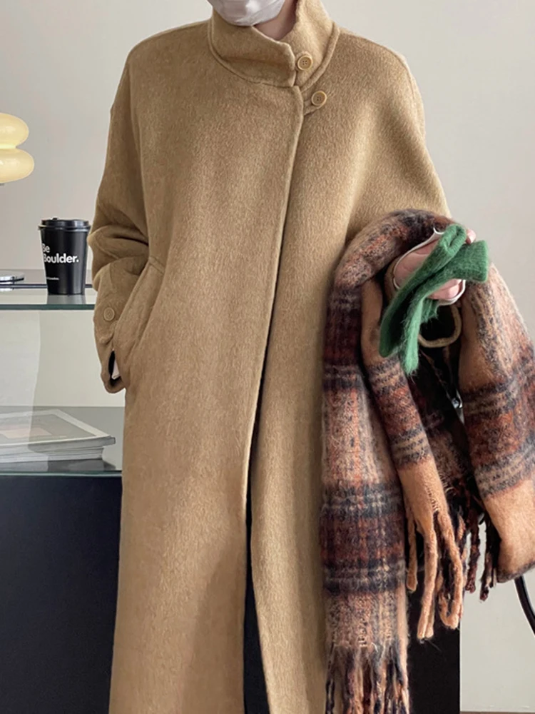 [EAM] Oat Color Big Size Warm Long Woolen Coat New Stand Collar Long Sleeve Women Jacket Fashion Tide Autumn Winter 2024 1DH7680