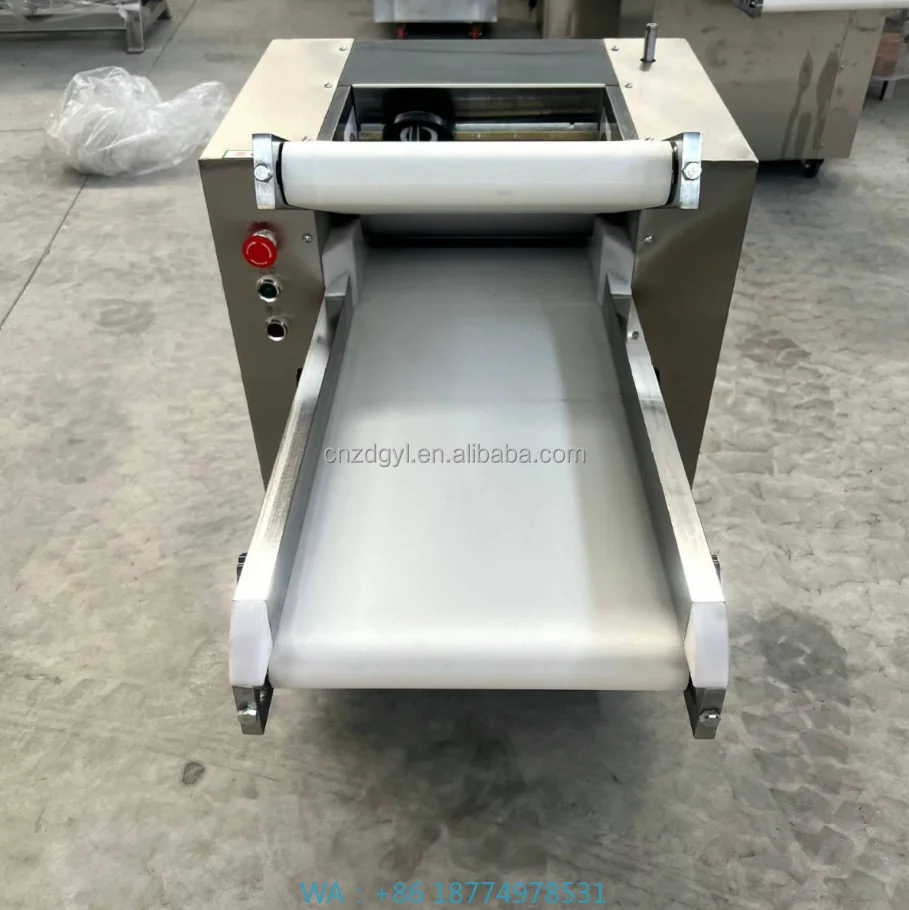 آلة وموزعة الفطائر المستخدمة مع الدقيق كغلاف عجينة المواد الخام، ماكينة ضغط عجين البيتزا التجارية على الطاولة