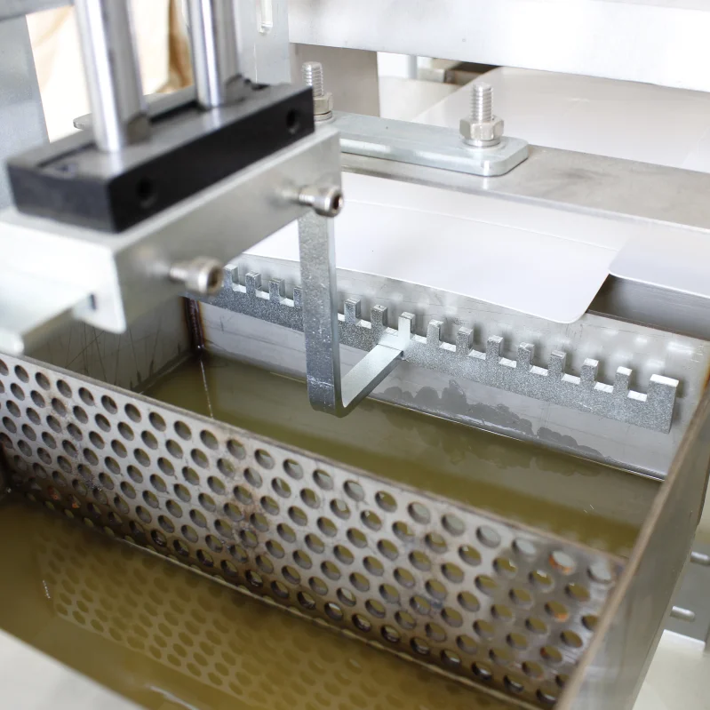 

Full Automatic High Efficiency Biscuit Box Hot Melt Glue Sealing Gluing Machine