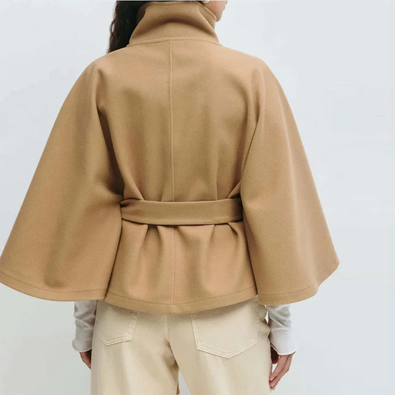 เสื้อโค้ทผู้หญิงสีพื้นแฟชั่นสำหรับฤดูใบไม้ร่วงและฤดูหนาว คอตั้ง ติดกระดุม มีเข็มขัด สไตล์คลุมไหล่ สง่างาม เหมาะสำหรับใส่ไปทำงาน แขนยาว ผลิตจากโพลีเอสเตอร์