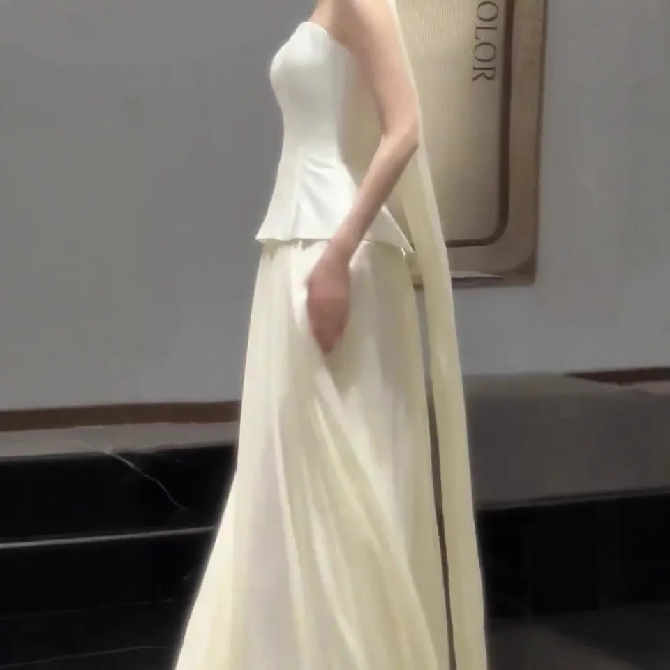 Elegante trägerlose Korsett-Brautkleider in Beige, ärmellos, bodenlang, hübsche plissierte Prinzessin-Brautkleider, Party-Frauen-Braut