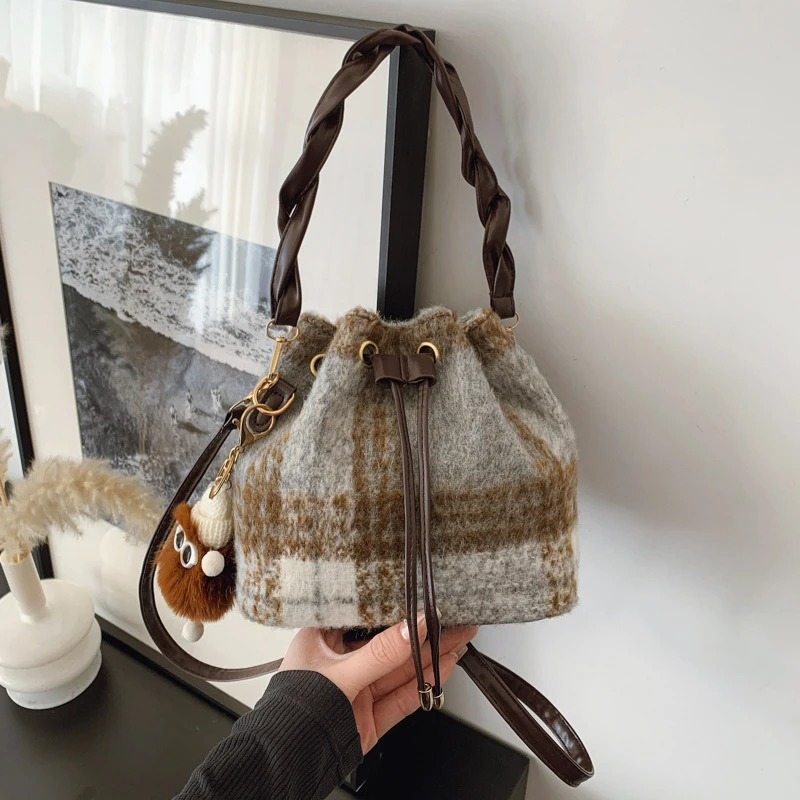 Tweed-Karo-Umhängetasche mit Kordelzug, klassische karierte Damenhandtasche, Retro-Make-up-Tasche, elegante Herbst-/Wintertasche – Detail 6