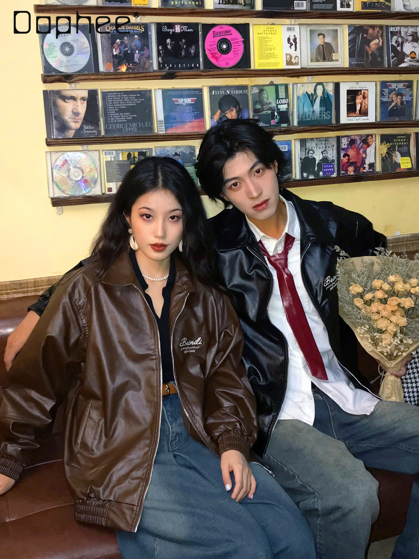 แจ็คเก็ตหนัง PU สีดำสไตล์เรโทรใหม่สำหรับผู้ชาย ฤดูใบไม้ร่วง ฤดูหนาว ชุดคู่รักสไตล์อเมริกัน แจ็คเก็ตบุนวมสีน้ำตาลลำลอง