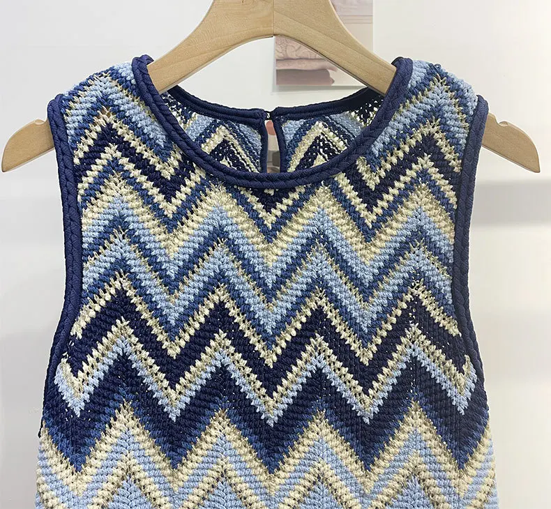 

Высококачественный комплект из двух предметов: тонкие повседневные брюки с цветными волнистыми вставками и полосками + топ из шелковистой ткани