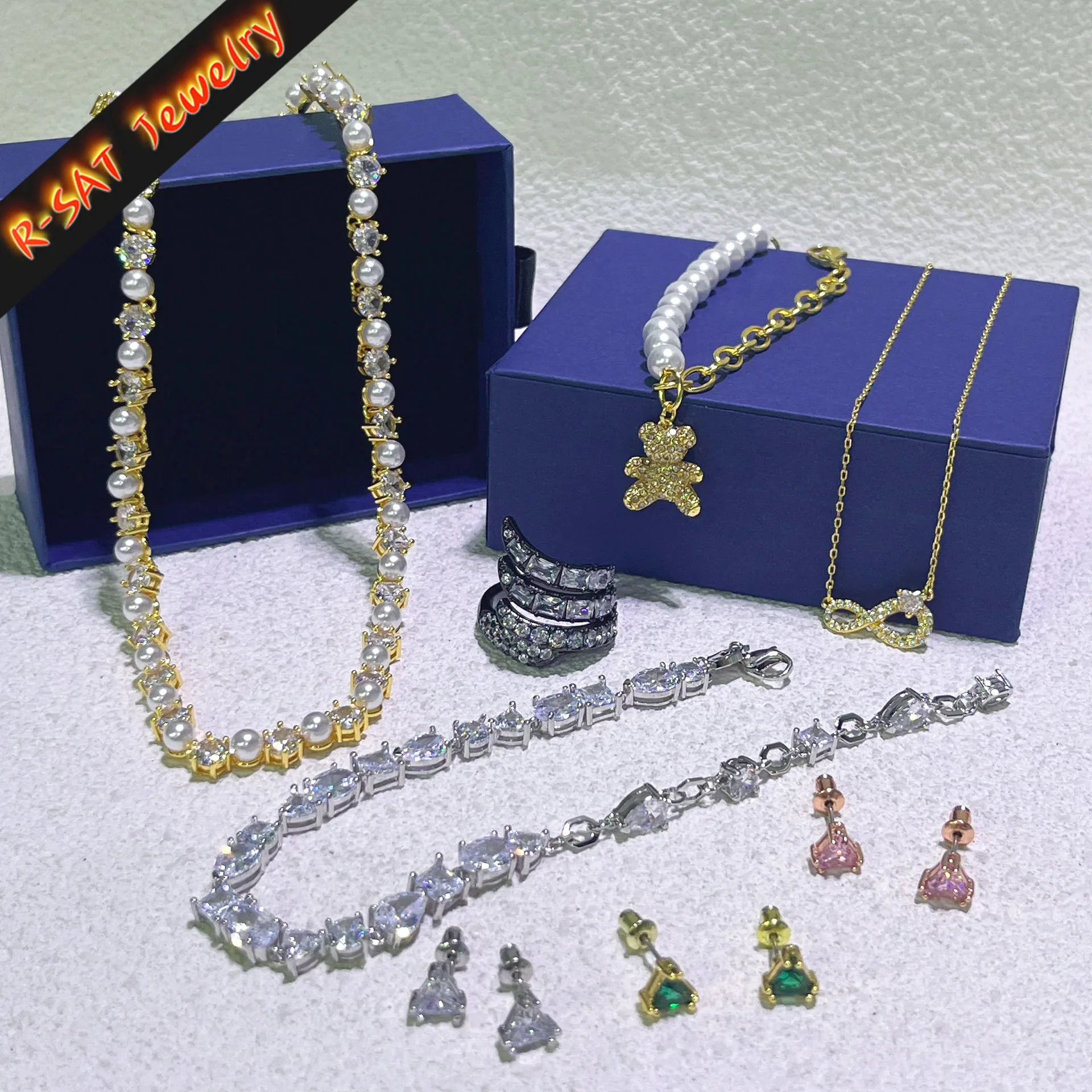 

Новинка 2026 года: ювелирный набор «Золотой Медведь» с жемчугом и подвеской в виде цифры 8. Изысканный и очаровательный подарок. Оптом.