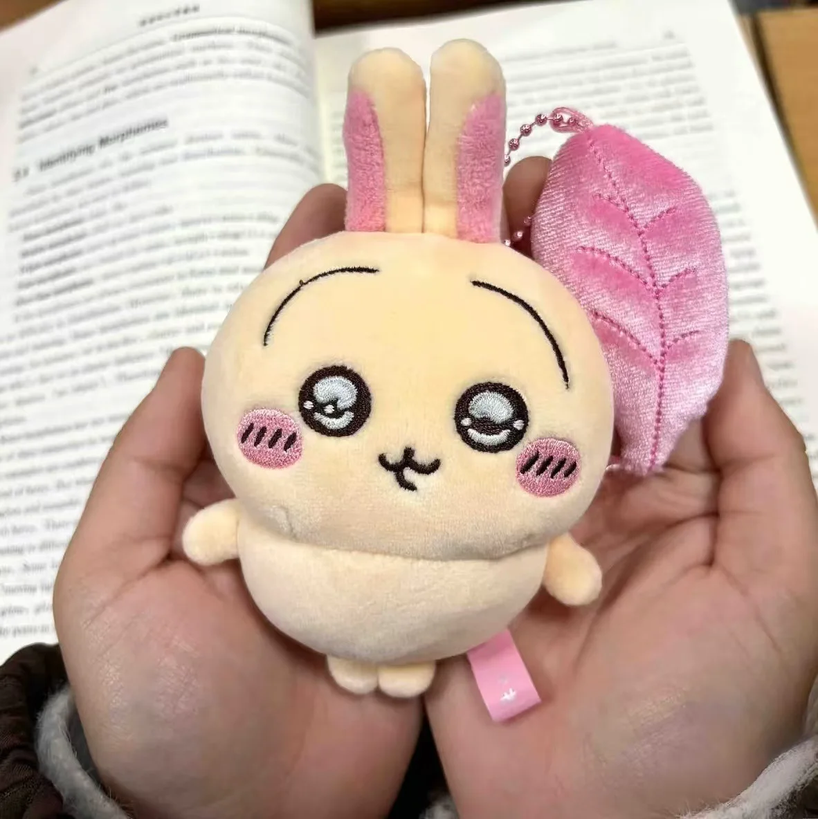 Niedlicher Usagi Plüsch-Schlüsselanhänger mit Großen Augen, JIYI Weiches Spielzeug mit Rosa Blatt-Anhänger, Geschenk für Mädchen, Sammlerstück, Dekorationspuppe – Detail 3