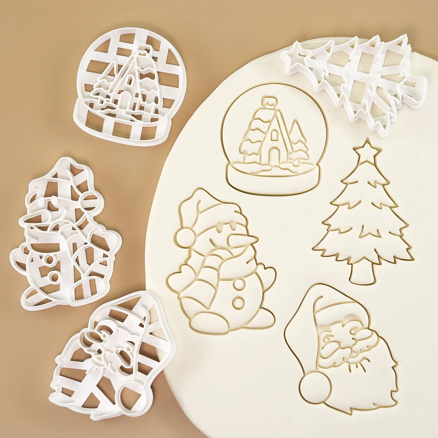 4 Buah Cetakan Kue Natal Bentuk Santa Claus, Manusia Salju, Bola Kristal, Pohon Natal untuk Dekorasi Natal