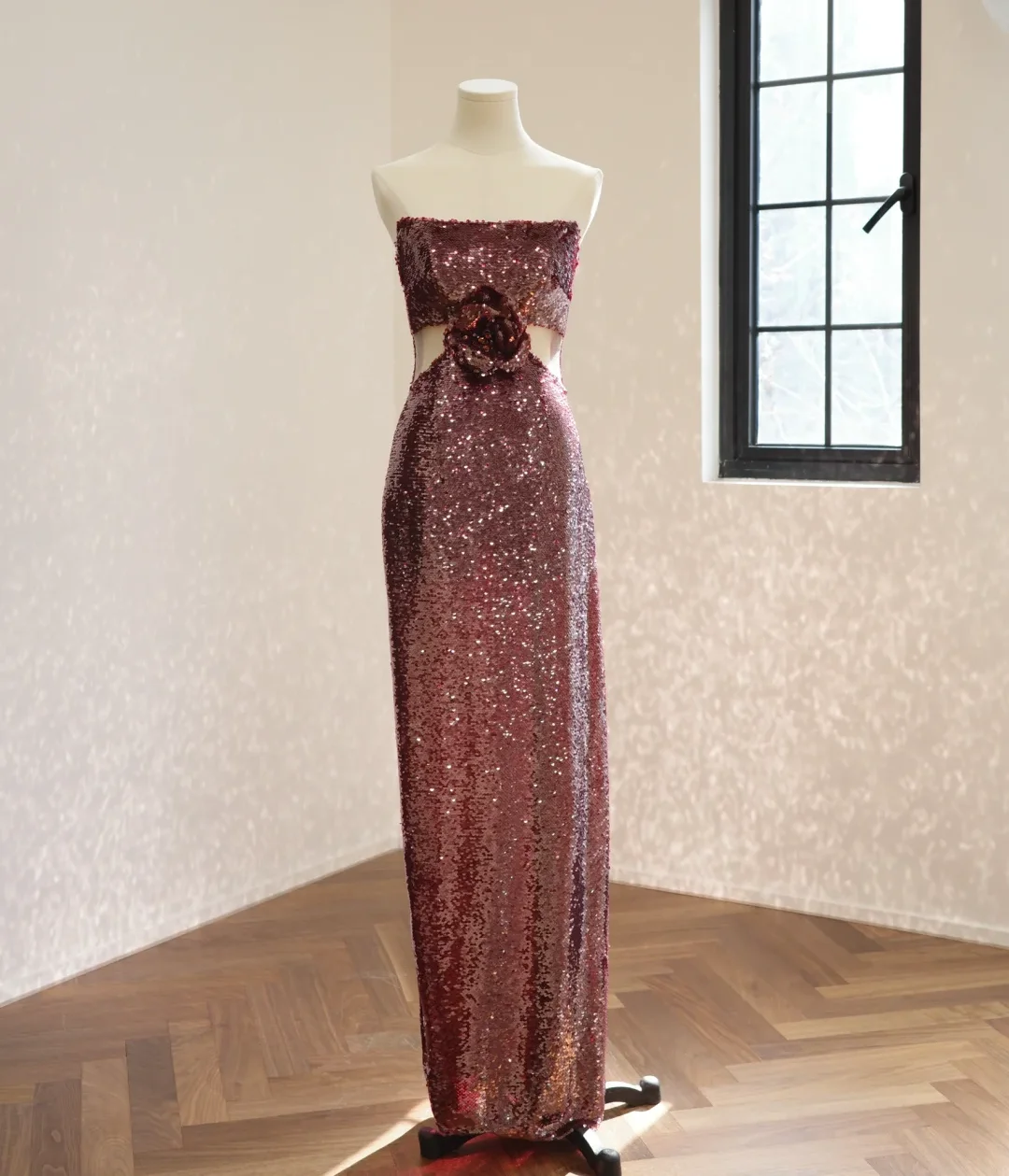 

Wine Red Celebrity Dress Floor Length Sleeveless Sequined Large Flowers Lace Cut-outs Waist Red Carpet Wedding Prom Evening Gown