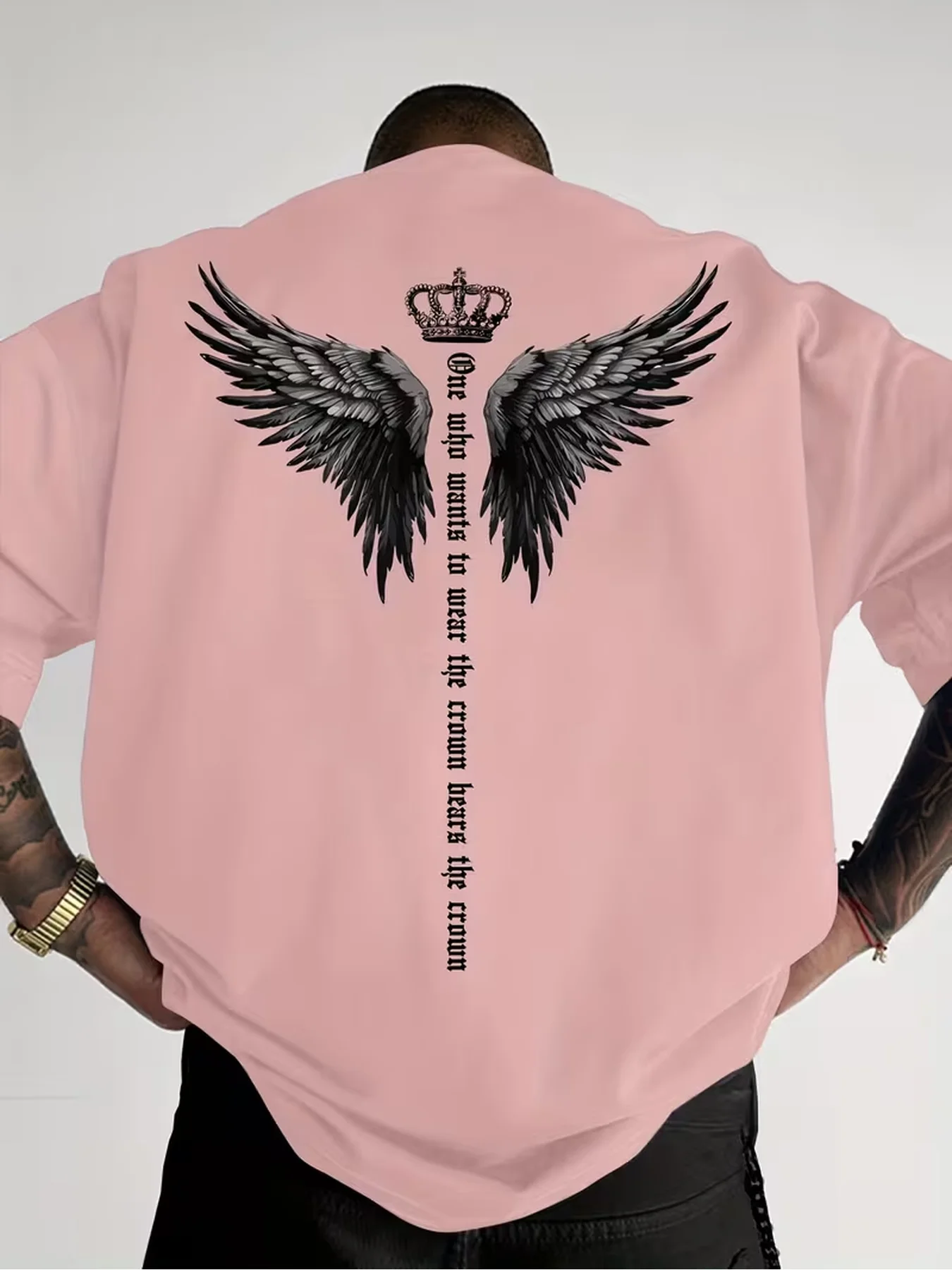 Urbanes Streetwear-T-Shirt mit Kräftigem Flügel- und Kronenmotiv und Inspirierendem Vertikalem Zitat, 100% Baumwolle, Herren-T-Shirt für Sommerliche Tagesausflüge – Detail 4