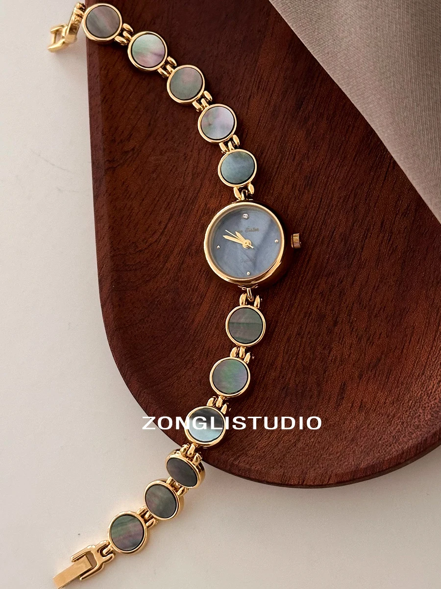 ساعة نسائية بسوار دائري بقرص صغير رائع، طراز أنيق وعتيق، ساعة نسائية فاخرة وعالية الجودة.