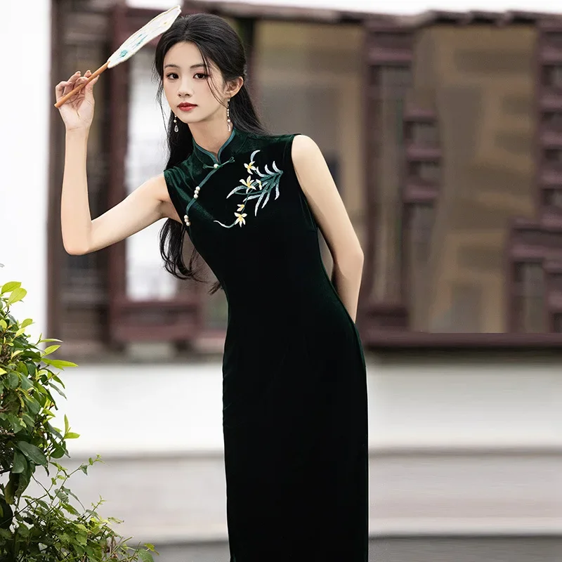 Embroidered Green Velvet Sleeveless Chinese Style Long Cheongsam 2024 New Young Women Retro Slim Temperament Dress Qipao